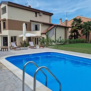 Gasthof App Sandro With Common Pool, Poreč